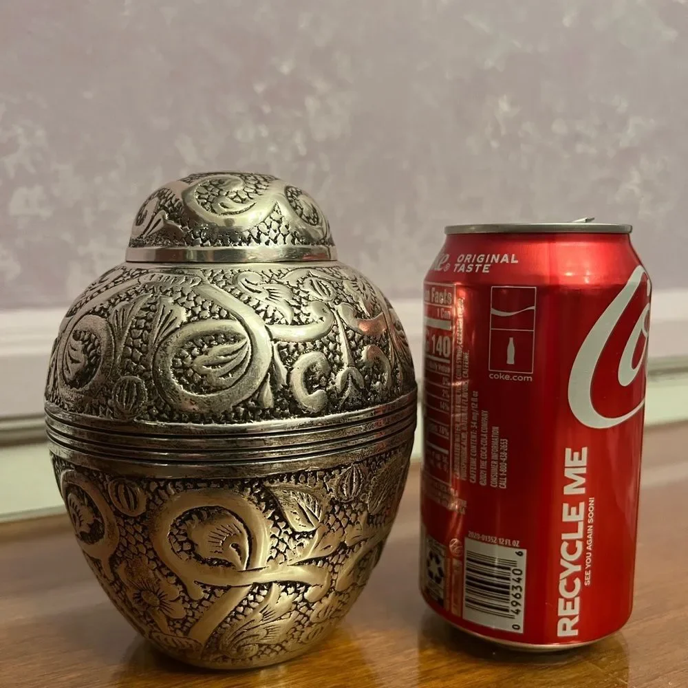 Beautifully engraved silver plated small urn for cremains. - Picture 9 of 10